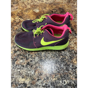 Nike Roshe One Women’s Sneakers